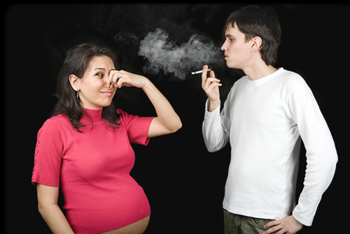 Hút thuốc lá làm tăng nguy cơ vô sinh và gây mãn kinh sớm