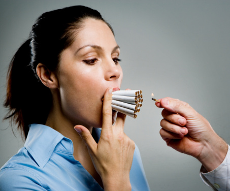 Hút thuốc lá làm tăng nguy cơ vô sinh và gây mãn kinh sớm