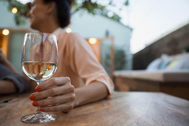 Thói quen uống rượu làm tăng nguy cơ ung thư vú tới 13%