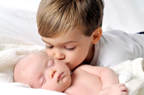 Mẹo kết nối yêu thương giữa con đầu lòng và em bé sắp sinh