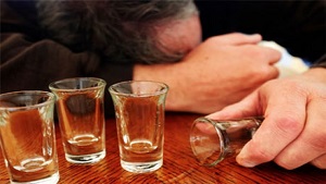 Uống nhiều rượu bia ở tuổi trung niên làm tăng nguy cơ đột quỵ