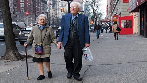 Tốc độ đi bộ chậm lại có là dấu hiệu của bệnh Alzheimer?