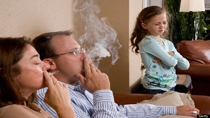 Cha mẹ hút thuốc làm tăng nguy cơ bệnh tim ở trẻ trong tương lai
