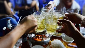 Uống nhiều rượu bia làm tăng nguy cơ ung thư và chấn thương