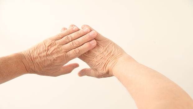7 dấu hiệu cho thấy tay bạn cần được chăm sóc nhiều hơn