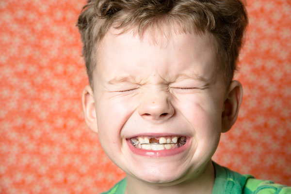 Trẻ nhỏ nghiến răng, nên làm gì?