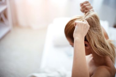 Những sai lầm khiến tóc bạn bị chẻ ngọn