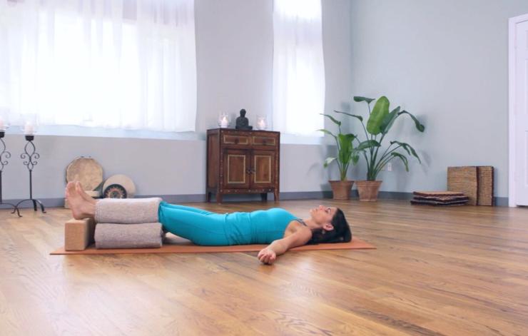 4 động tác yoga nhẹ nhàng giúp cân bằng hormon trong cơ thể