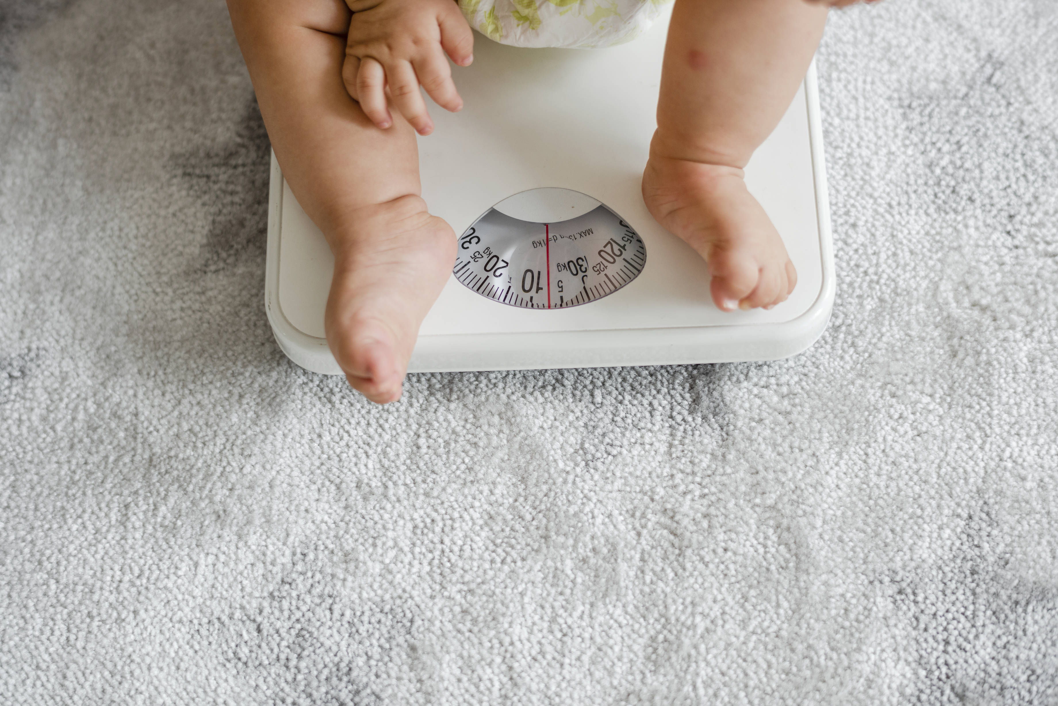 Cân nặng trung bình của trẻ theo tháng là bao nhiêu? | viamclinic.vn