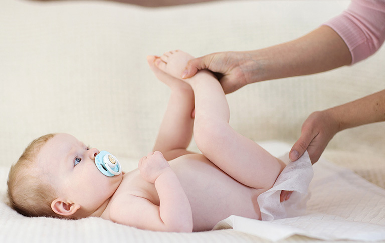 4 dấu hiệu táo bón ở trẻ sơ sinh, nguyên nhân và cách chữa trị | viamclinic.vn