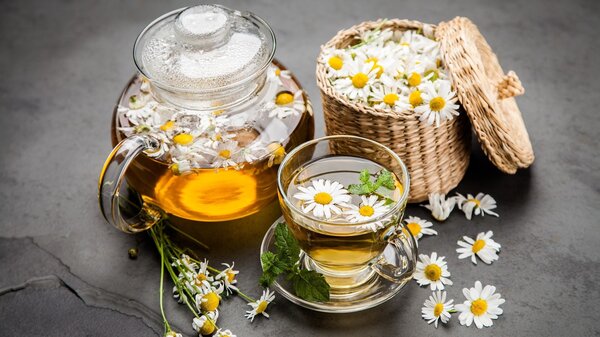 Trà hoa cúc xoa dịu thần kinh và tim mạch đặc biệt với người nhịp tim nhanh | VIAM clinic
