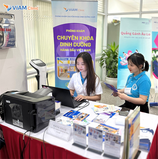 Phòng khám Chuyên khoa Dinh dưỡng VIAM chuẩn bị những máy móc cần thiết để phục vụ đo chỉ số cơ thể cho khách mời.