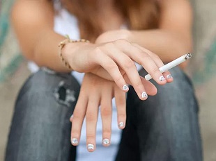 Hút thuốc có thể gây thoái hóa xương khi còn trẻ