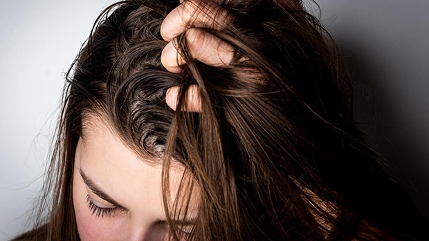 Giải pháp cho mái tóc bết trong ngày trời mưa ẩm | VIAM