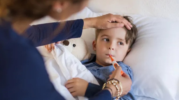 Sai lầm nguy hiểm cần tránh nếu trẻ bị sốt