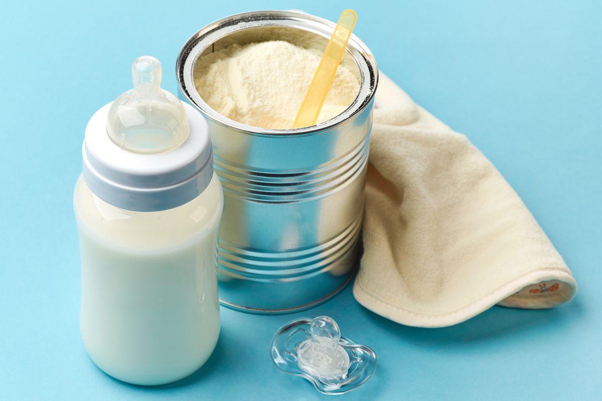 Cho trẻ ăn như thế nào khi mẹ không đủ sữa? | viamclinic.vn