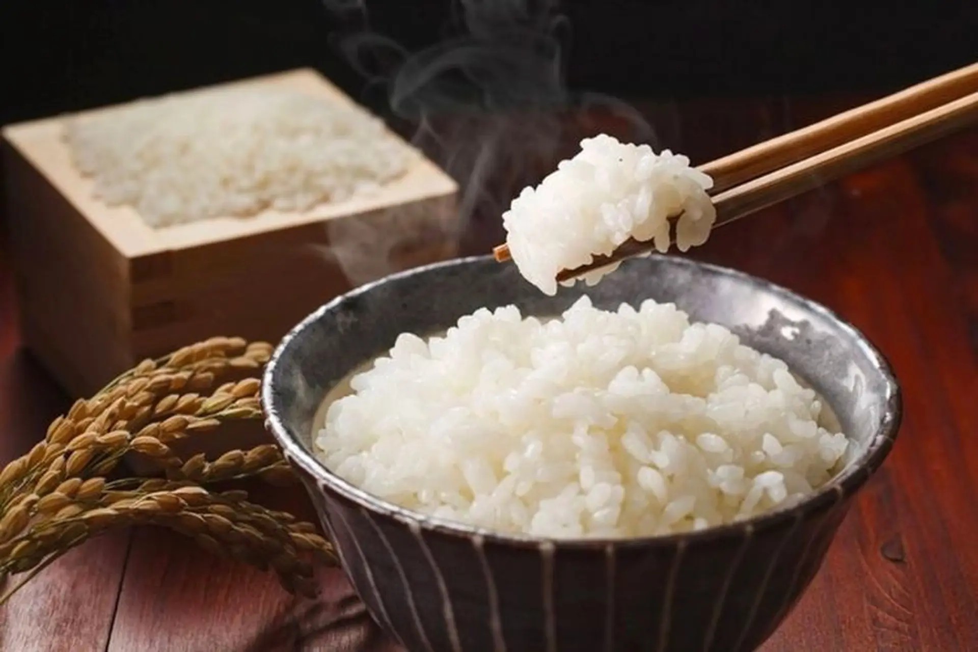 Một bát cơm trắng 150g cung cấp khoảng 200 kcal năng lượng VIAM Clinic