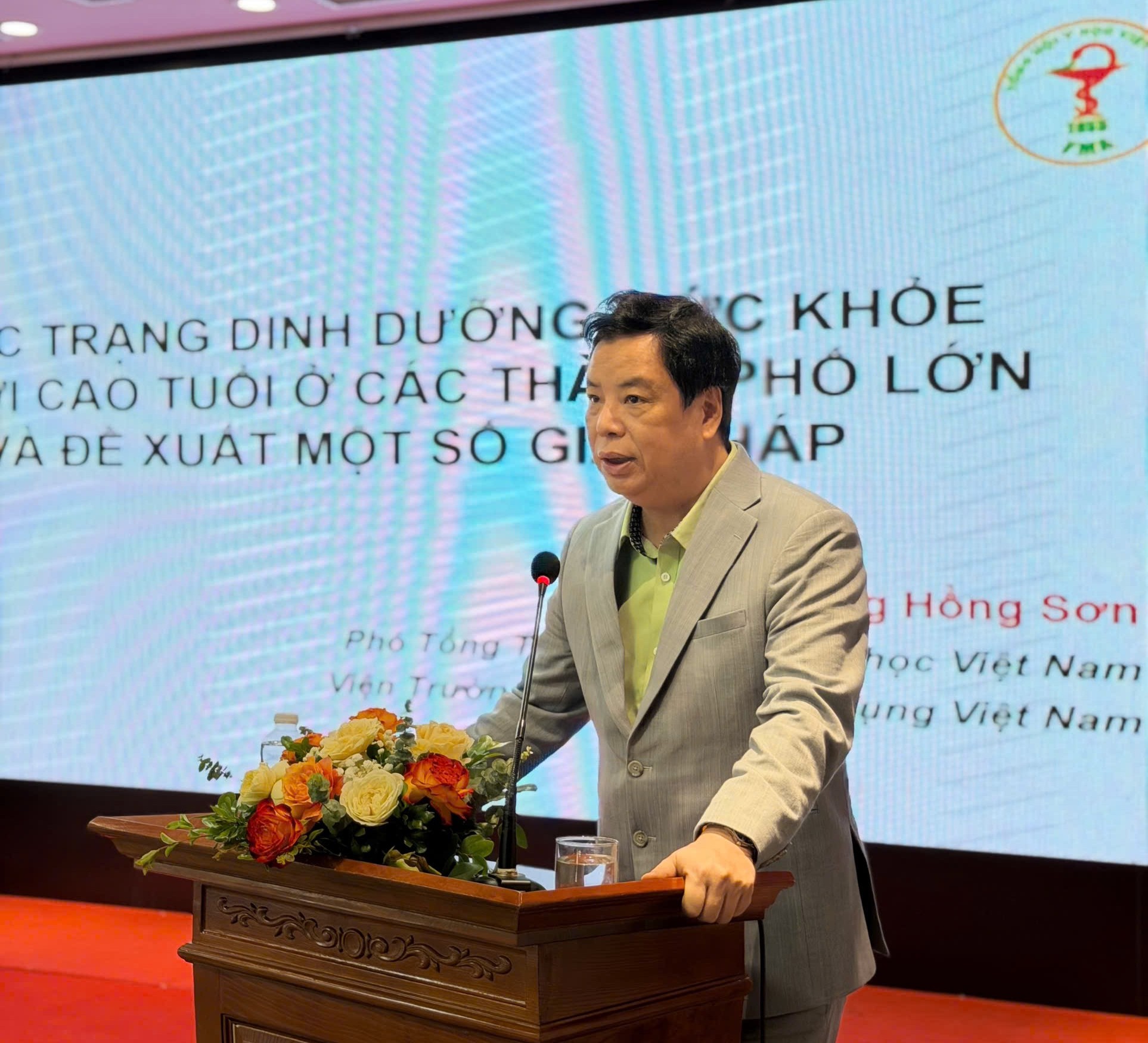 TS.BS. Trương Hồng Sơn - Phó Tổng Thư ký Tổng hội Y học Việt Nam, Viện trưởng Viện Y học ứng dụng Việt Nam báo cáo kết quả nghiên cứu tại Hội thảo