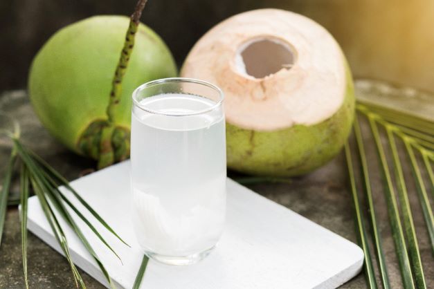 Sữa thực vật và nước dừa tươi là thức uống bổ sung khoáng chất và magie tốt