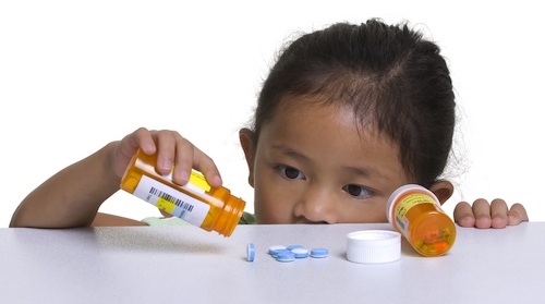 Chớ cho trẻ uống kháng sinh ngay khi ho, sổ mũi