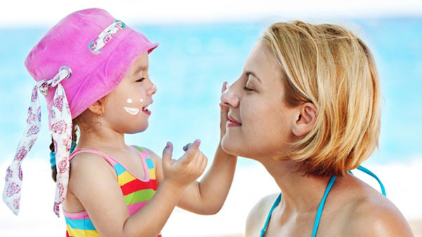 Đừng coi thường việc bôi kem chống nắng cho trẻ
