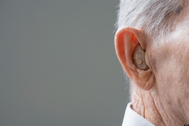 Nghễnh ngãng: Dấu hiệu giảm thính lực ở người cao tuổi