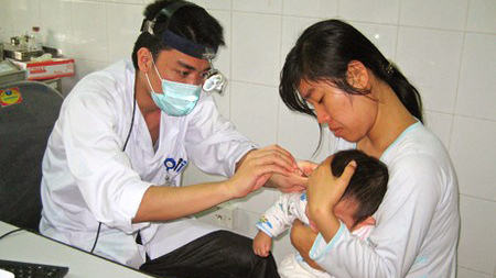 Trẻ bị viêm mũi họng - coi chừng viêm tai giữa
