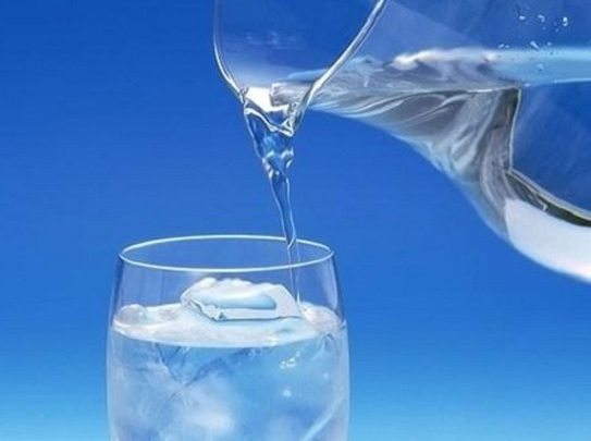 Nguy cơ ung thư nếu uống nước lọc, trà và nước có ga để lâu