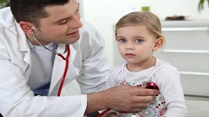 Triệu chứng đau ngực phải ở trẻ em có những dấu hiệu nào khác?
