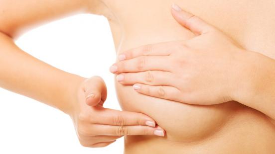 Mụn đỏ trên ngực có liên quan đến vấn đề hormone không?
