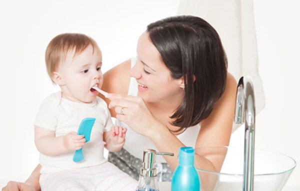 Phụ huynh nên vệ sinh răng miệng cho trẻ