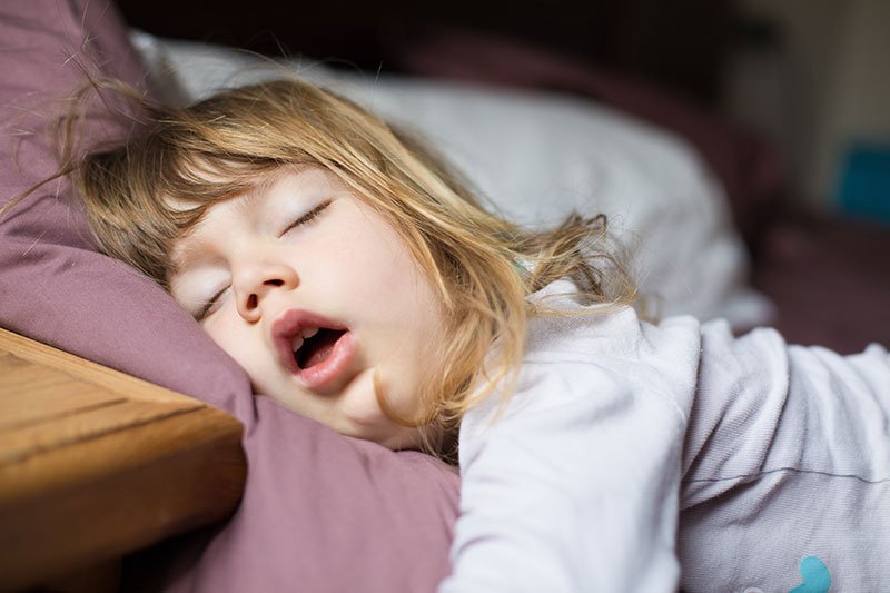 Ngủ hé miệng có ảnh hưởng đến sự phát triển của hàm và răng của em bé không?
