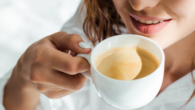 Cách ngăn cà phê làm ố vàng răng | VIAM